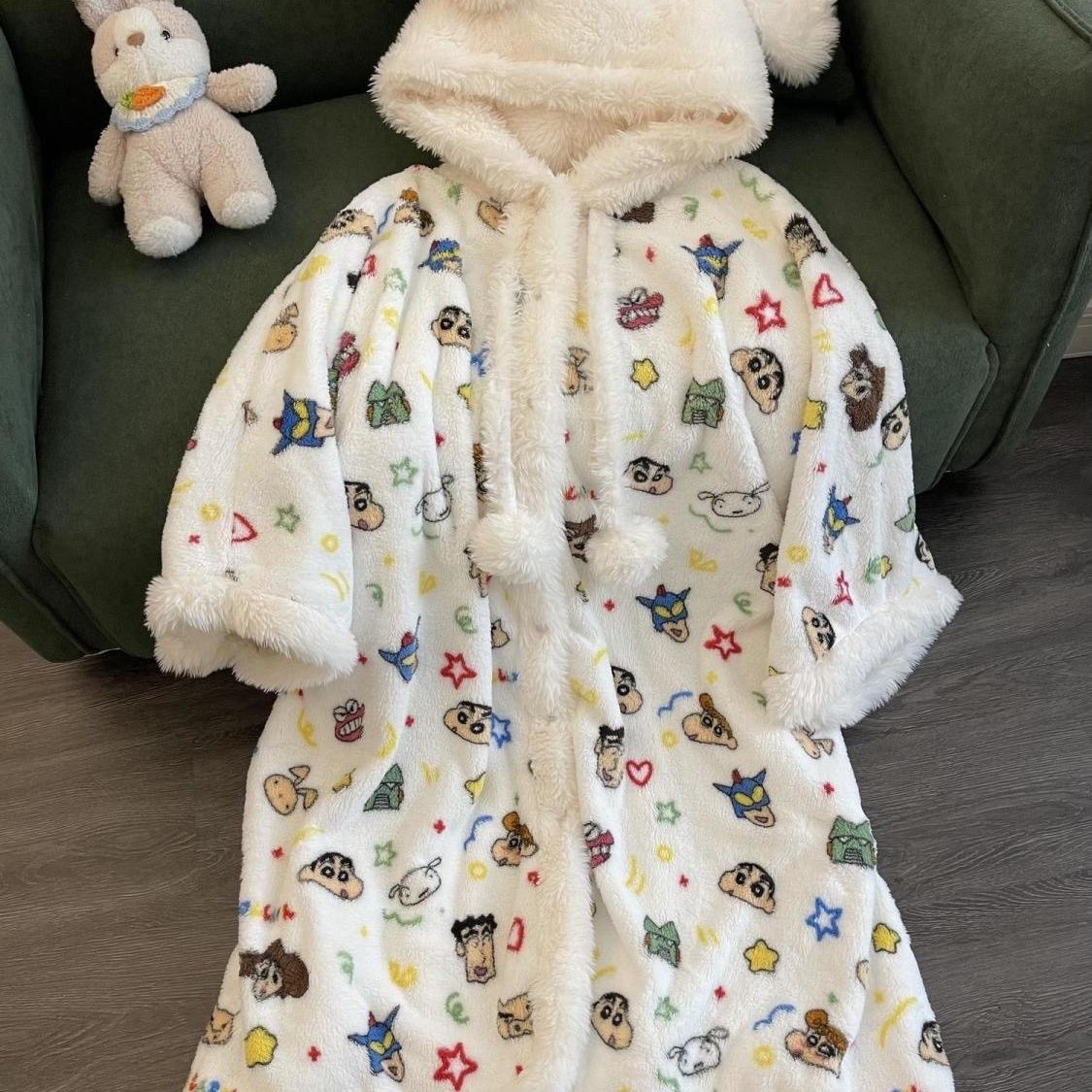 クレヨンしんちゃんのキャラクターが描かれた、コーラルフリース - Bathrobe のレビューと価格