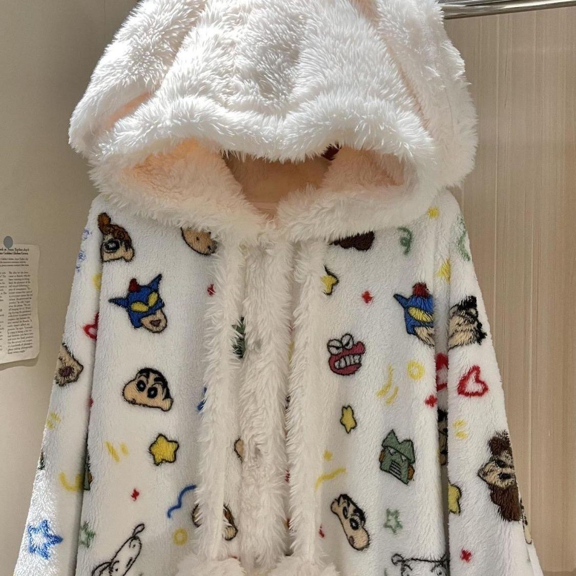 クレヨンしんちゃんのキャラクターが描かれた、コーラルフリース - Bathrobe のレビューと価格